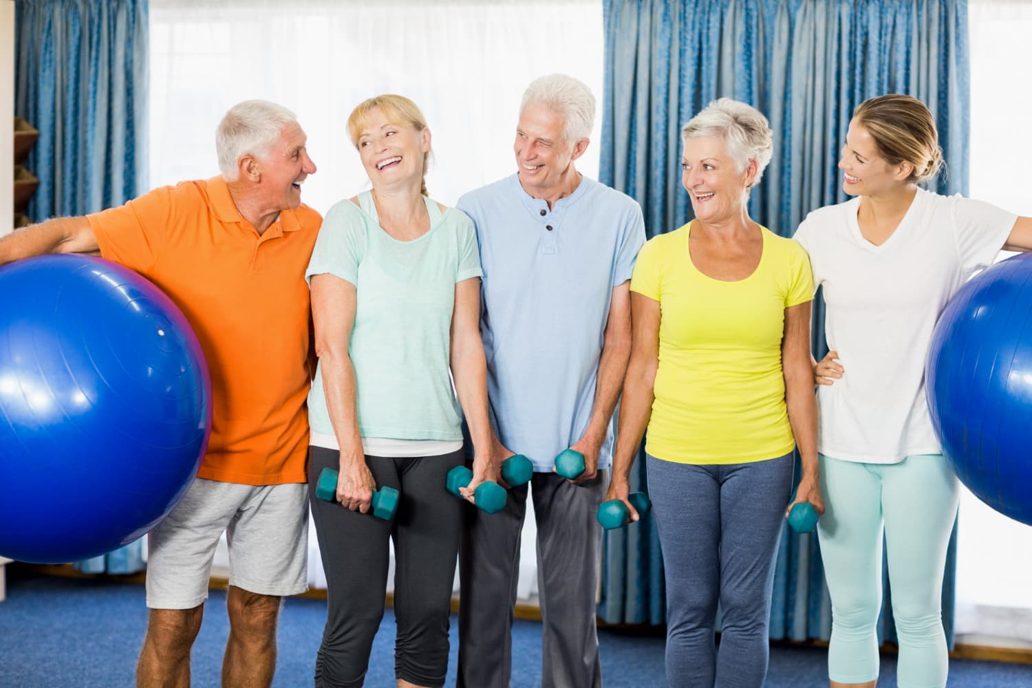 Ouderen bezig met fysiotherapie oefeningen